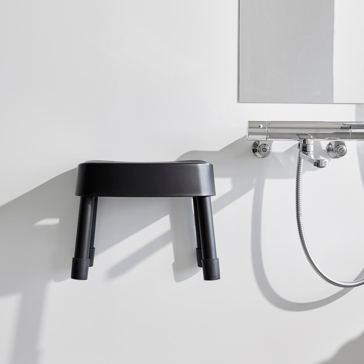 山崎実業 MIST マグネット風呂イス SH25+マグネット手おけ 2点セット ミスト ( 4903208017213 バスチェア 座面高25cm 洗面器 手桶 壁面 浮かせる ホワイト ブラック ) 【ブラック】 ブラック