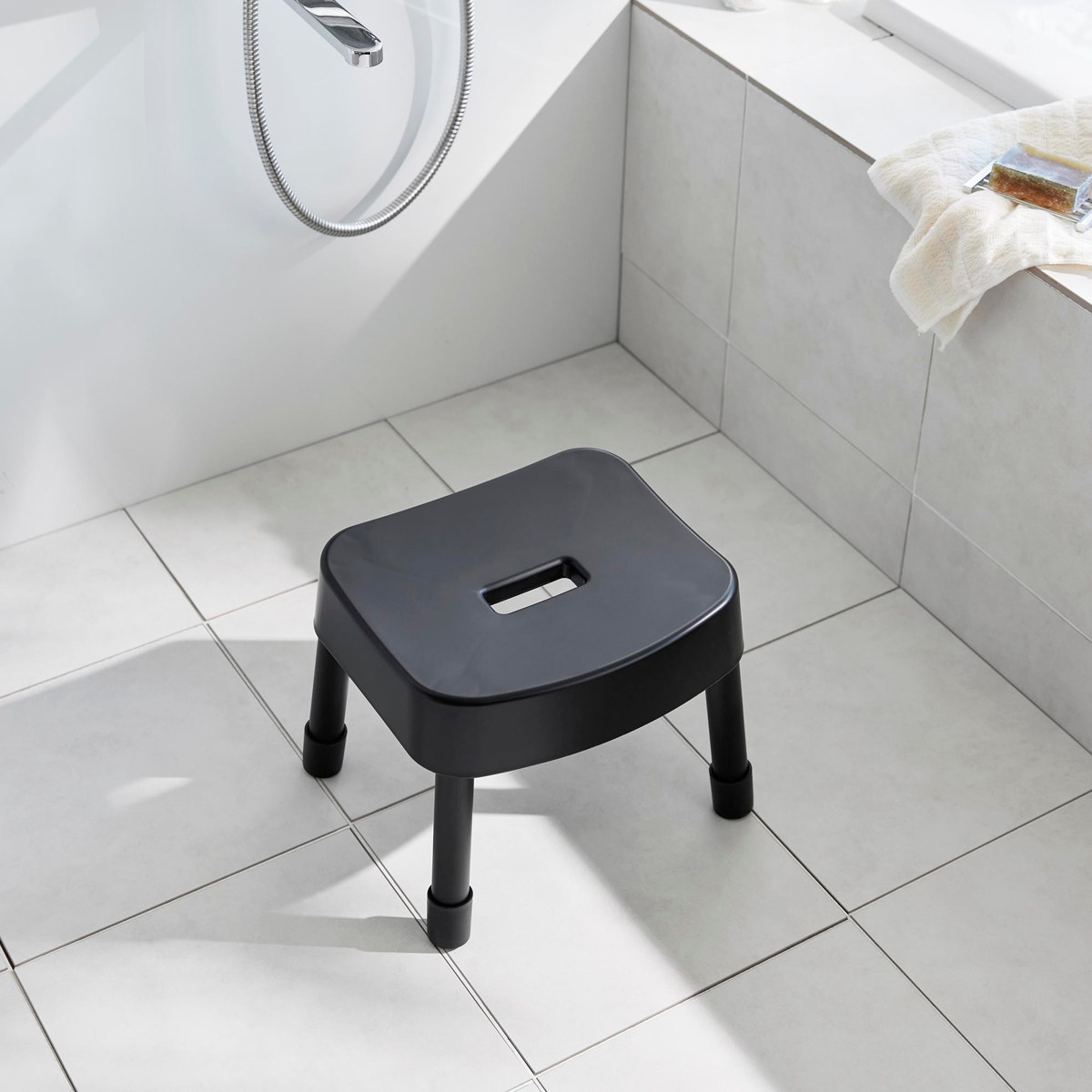 山崎実業 MIST マグネット風呂イス SH25+マグネット手おけ 2点セット ミスト ( 4903208017213 バスチェア 座面高25cm 洗面器 手桶 壁面 浮かせる ホワイト ブラック ) 【ブラック】 ブラック