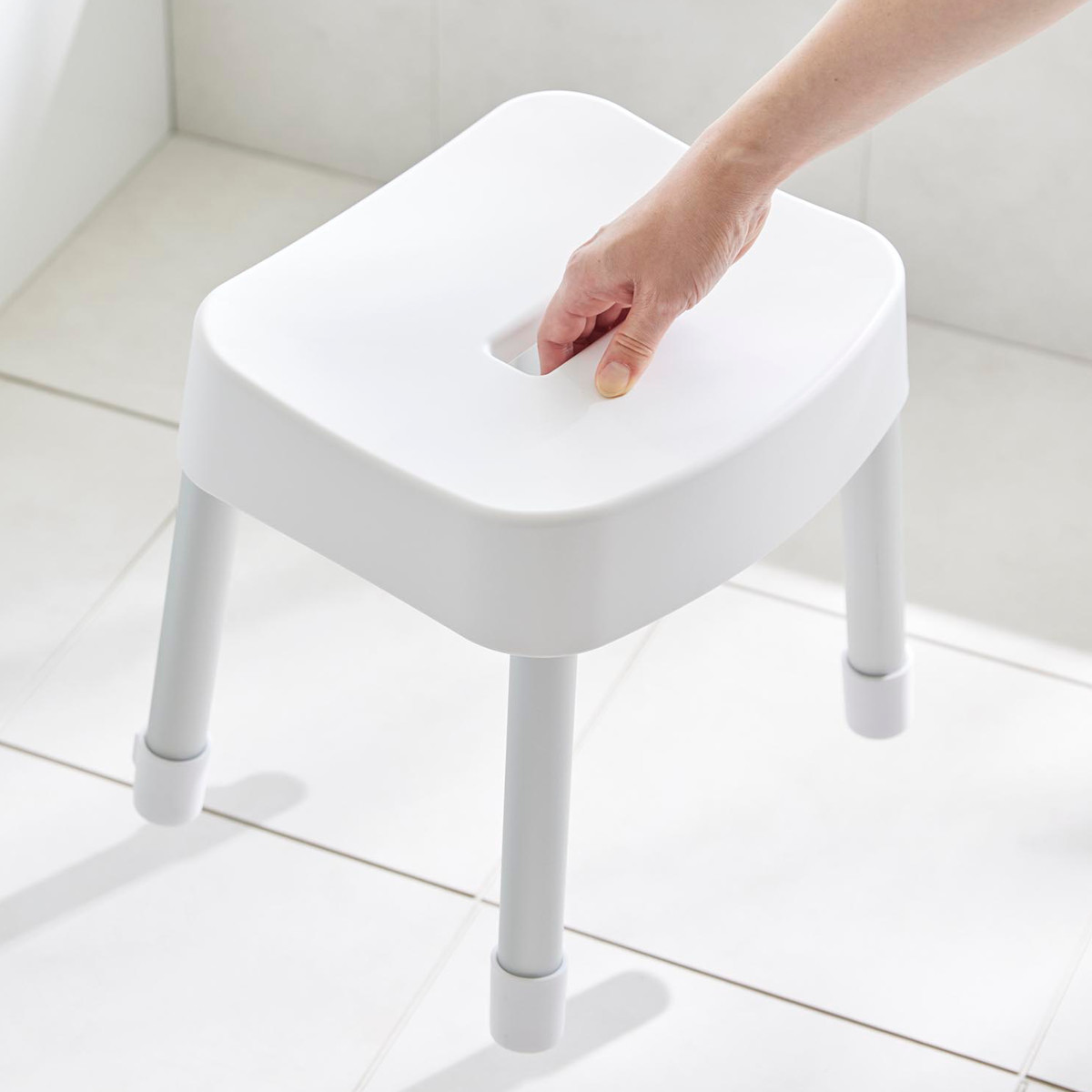 山崎実業 MIST マグネット風呂イス SH30+マグネット手おけ 2点セット ミスト ( 4903208017237 バスチェア 座面高30cm 洗面器 手桶 壁面 浮かせる ホワイト ブラック ) 【ホワイト】 ホワイト