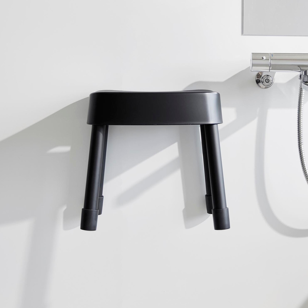 山崎実業 MIST マグネット風呂イス SH30+マグネット手おけ 2点セット ミスト ( 4903208017237 バスチェア 座面高30cm 洗面器 手桶 壁面 浮かせる ホワイト ブラック ) 【ホワイト】 ホワイト