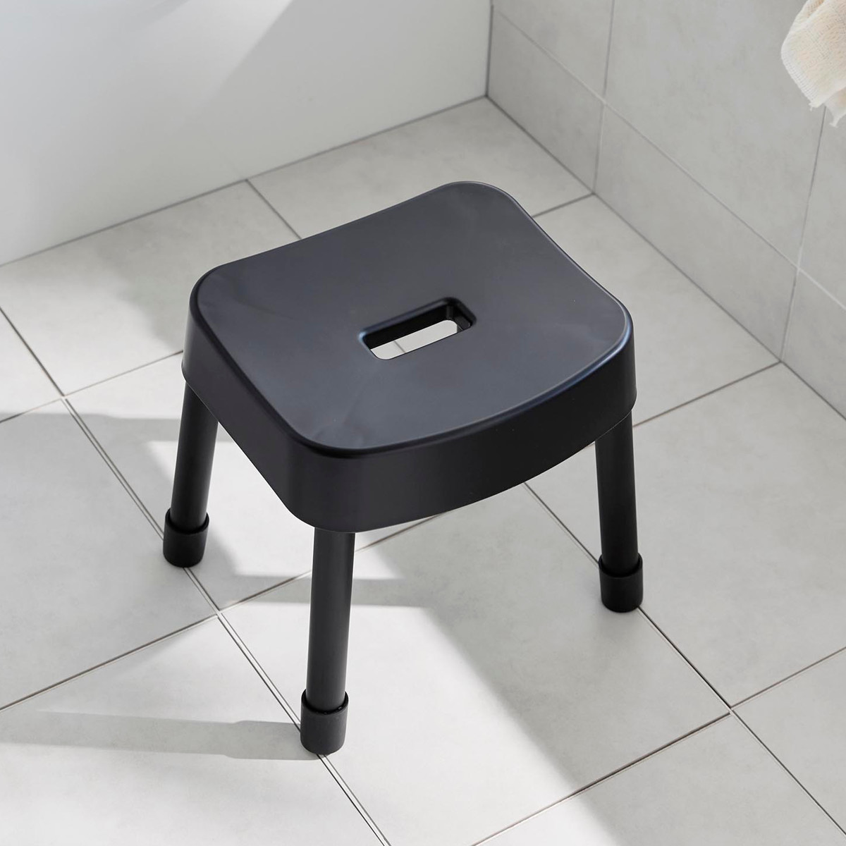 山崎実業 MIST マグネット風呂イス SH30+マグネット手おけ 2点セット ミスト ( 4903208017237 バスチェア 座面高30cm 洗面器 手桶 壁面 浮かせる ホワイト ブラック ) 【ホワイト】 ホワイト