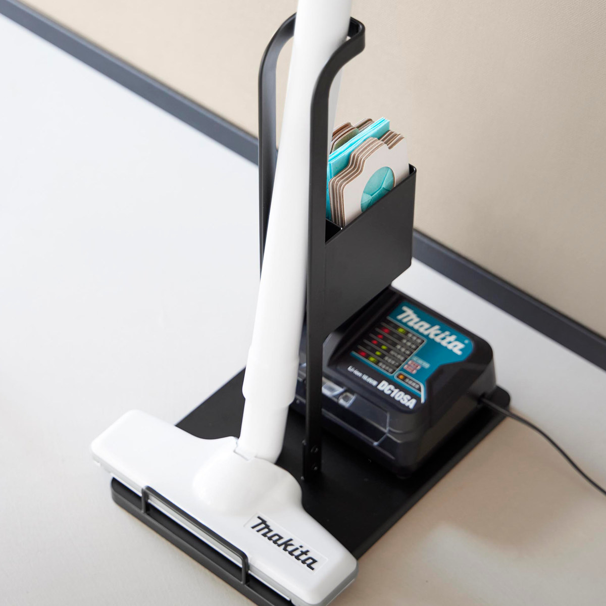 山崎実業 tower スティッククリーナー紙パック&充電器収納スタンド タワー ( 4903208102605 タワーシリーズ スティッククリーナースタンド スティッククリーナー 紙パック 充電器 収納スタンド ) 【ブラック】 ブラック