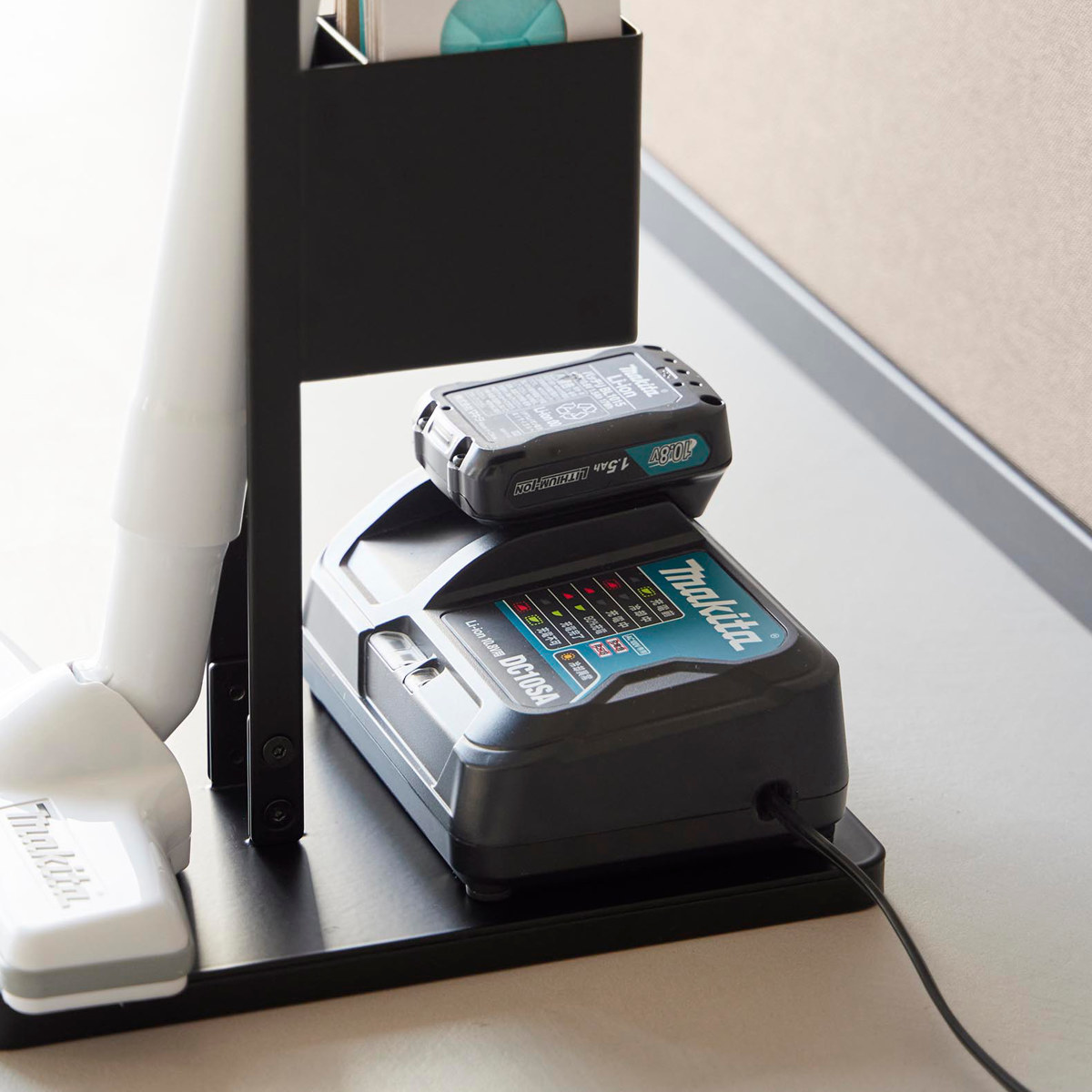 山崎実業 tower スティッククリーナー紙パック&充電器収納スタンド タワー ( 4903208102605 タワーシリーズ スティッククリーナースタンド スティッククリーナー 紙パック 充電器 収納スタンド ) 【ブラック】 ブラック