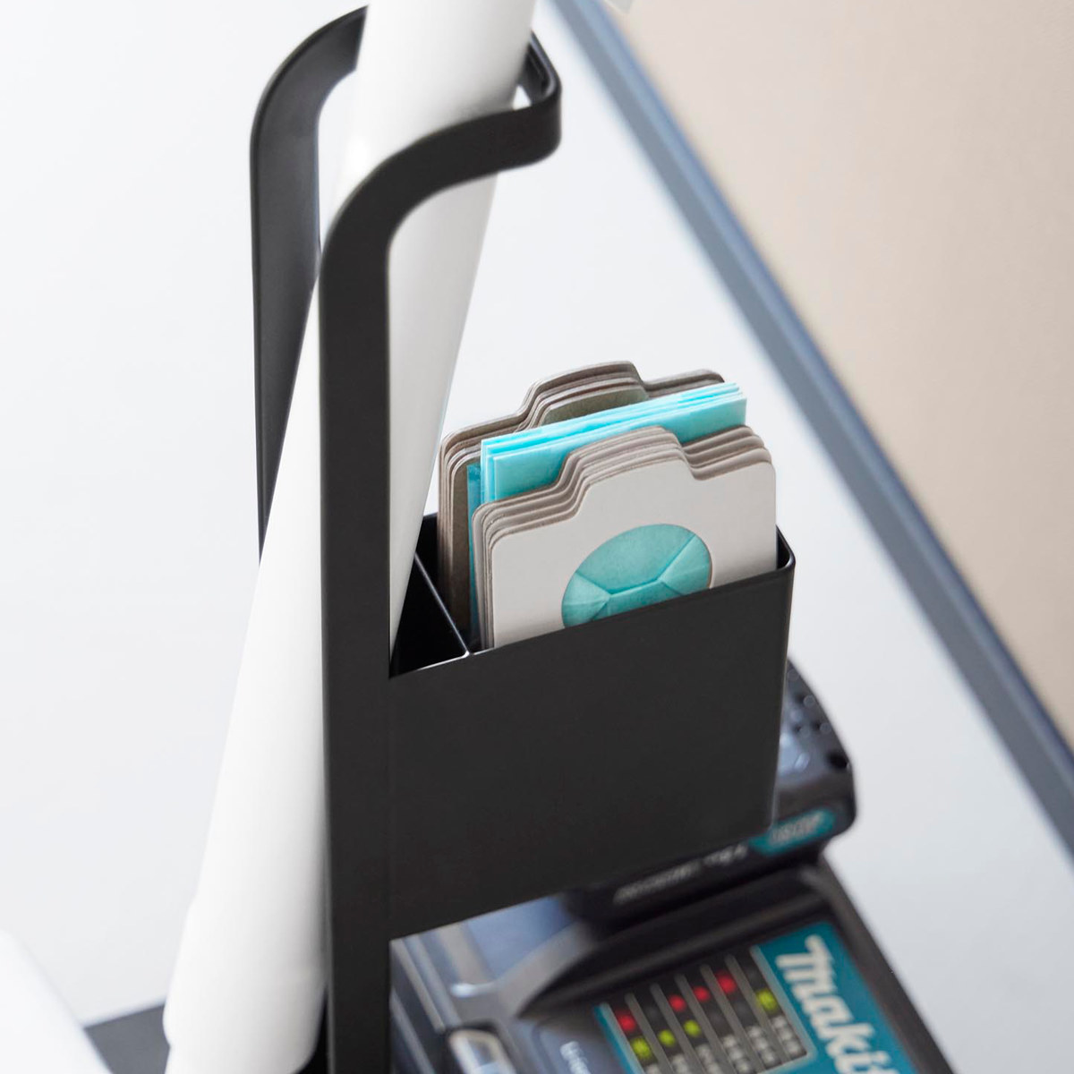 山崎実業 tower スティッククリーナー紙パック&充電器収納スタンド タワー ( 4903208102605 タワーシリーズ スティッククリーナースタンド スティッククリーナー 紙パック 充電器 収納スタンド ) 【ブラック】 ブラック