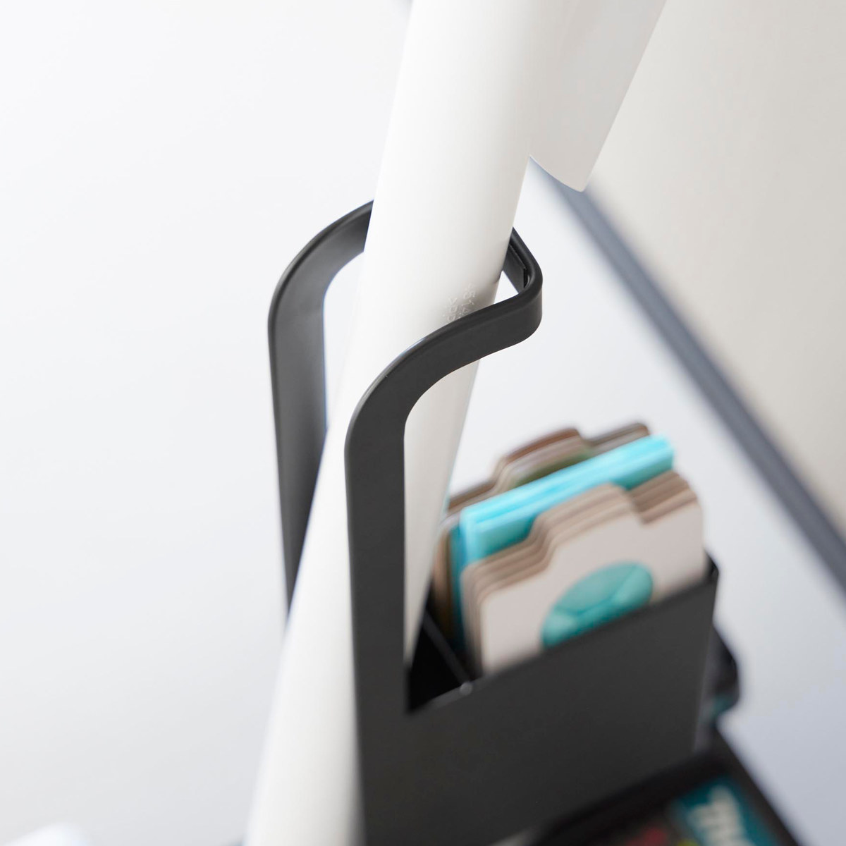 山崎実業 tower スティッククリーナー紙パック&充電器収納スタンド タワー ( 4903208102605 タワーシリーズ スティッククリーナースタンド スティッククリーナー 紙パック 充電器 収納スタンド ) 【ブラック】 ブラック