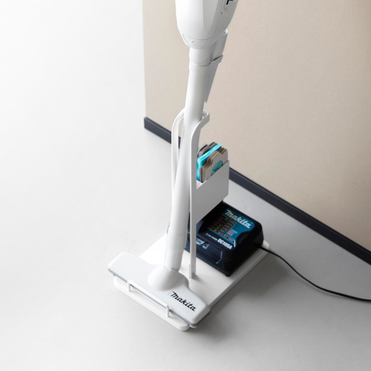 山崎実業 tower スティッククリーナー紙パック&充電器収納スタンド タワー ( 4903208102605 タワーシリーズ スティッククリーナースタンド スティッククリーナー 紙パック 充電器 収納スタンド ) 【ブラック】 ブラック