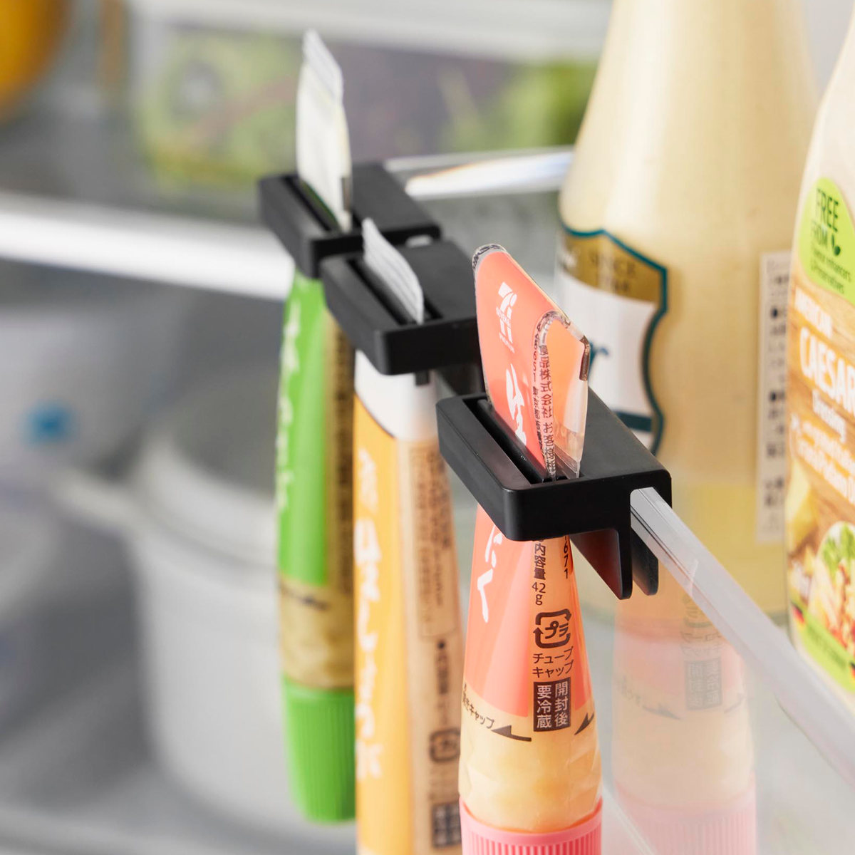 山崎実業 tower 引っ掛け絞れる薬味チューブホルダー タワー 3個組 ( 4903208104746 タワーシリーズ チューブホルダー 3個 引っ掛け 絞れる 薬味チューブ ホルダー 調味料ホルダー チューブ収納 ドアポケット スリム 仕切り ) 【ホワイト】 ホワイト