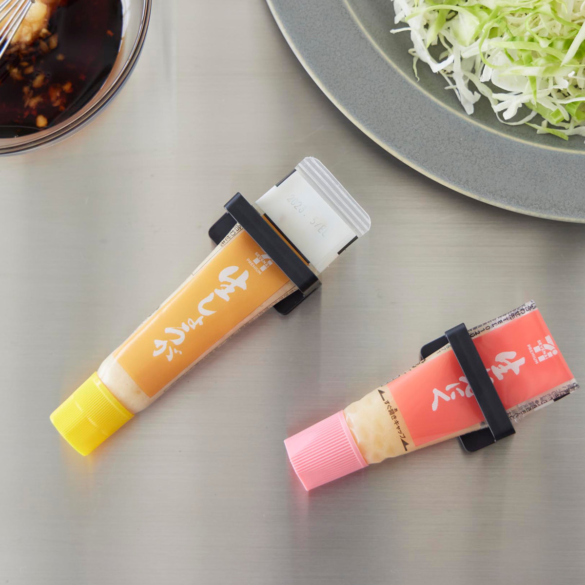 山崎実業 tower 引っ掛け絞れる薬味チューブホルダー タワー 3個組 ( 4903208104746 タワーシリーズ チューブホルダー 3個 引っ掛け 絞れる 薬味チューブ ホルダー 調味料ホルダー チューブ収納 ドアポケット スリム 仕切り ) 【ホワイト】 ホワイト