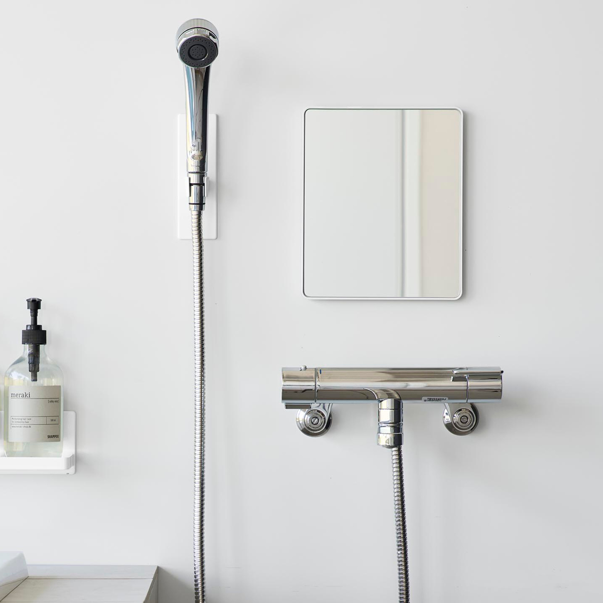 山崎実業 tower マグネットバスルームミラー タワー 角型 ( 4903208103060 タワーシリーズ バスルームミラー 鏡 風呂 磁石 マグネット バスルーム ミラー くもり止め バスミラー 長方形 かがみ 壁面 ) 【ブラック】 ブラック