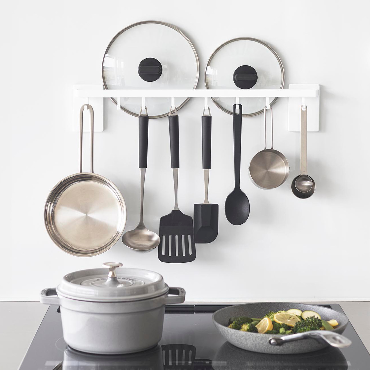 山崎実業 tower フィルムフック鍋蓋も収納できるキッチンツールバーフック付き タワー ( 4903208104128 タワーシリーズ キッチンツールバー フック付き 蓋収納 フィルムフック 鍋蓋 収納 キッチンツール バー ) 【ホワイト】 ホワイト