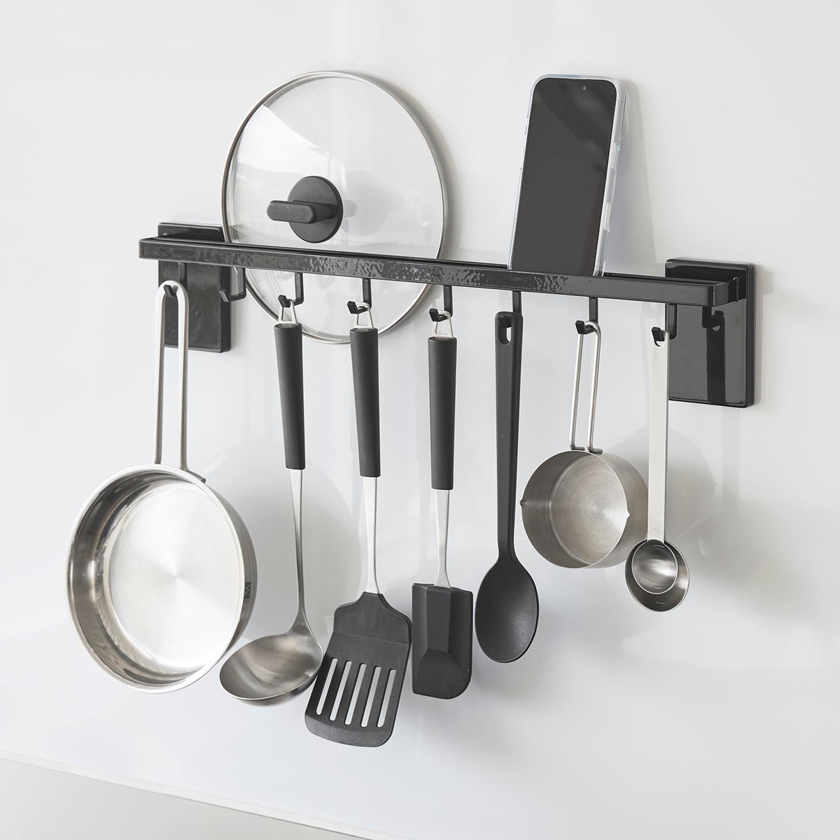 山崎実業 tower フィルムフック鍋蓋も収納できるキッチンツールバーフック付き タワー ( 4903208104128 タワーシリーズ キッチンツールバー フック付き 蓋収納 フィルムフック 鍋蓋 収納 キッチンツール バー ) 【ホワイト】 ホワイト