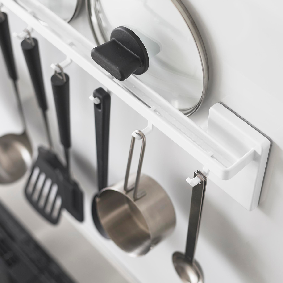 山崎実業 tower フィルムフック鍋蓋も収納できるキッチンツールバーフック付き タワー ( 4903208104128 タワーシリーズ キッチンツールバー フック付き 蓋収納 フィルムフック 鍋蓋 収納 キッチンツール バー ) 【ホワイト】 ホワイト
