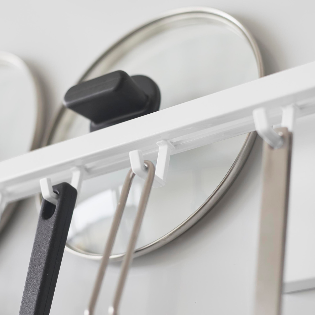 山崎実業 tower フィルムフック鍋蓋も収納できるキッチンツールバーフック付き タワー ( 4903208104128 タワーシリーズ キッチンツールバー フック付き 蓋収納 フィルムフック 鍋蓋 収納 キッチンツール バー ) 【ホワイト】 ホワイト