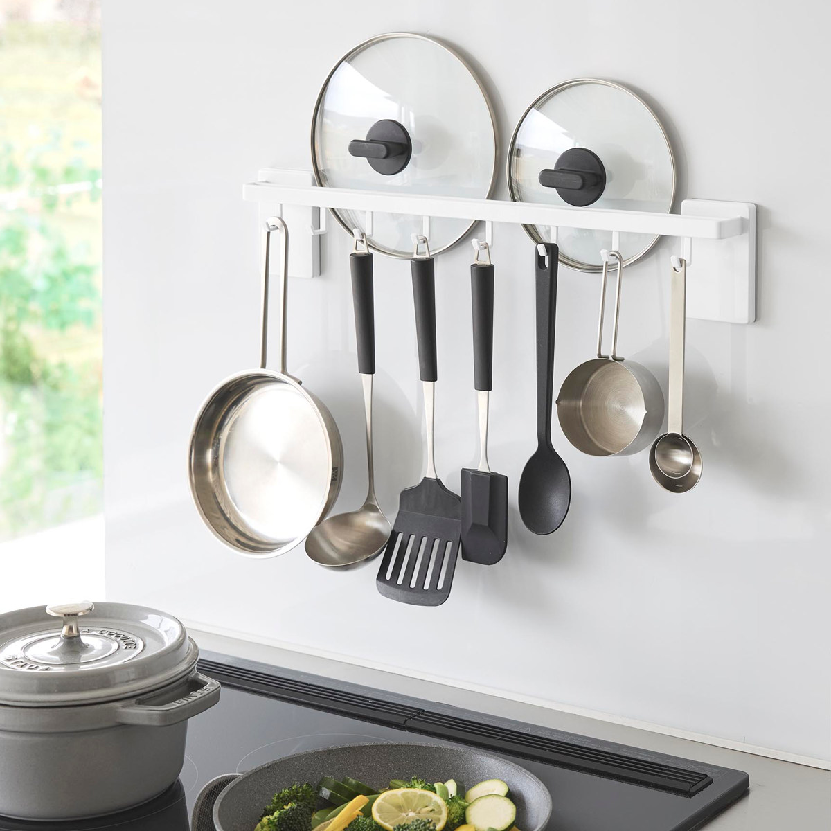 山崎実業 tower フィルムフック鍋蓋も収納できるキッチンツールバーフック付き タワー ( 4903208104128 タワーシリーズ キッチンツールバー フック付き 蓋収納 フィルムフック 鍋蓋 収納 キッチンツール バー ) 【ホワイト】 ホワイト