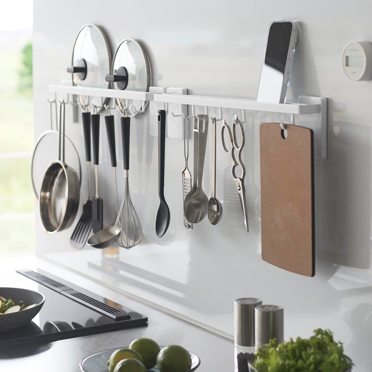 山崎実業 tower フィルムフック鍋蓋も収納できるキッチンツールバーフック付き タワー ( 4903208104128 タワーシリーズ キッチンツールバー フック付き 蓋収納 フィルムフック 鍋蓋 収納 キッチンツール バー ) 【ホワイト】 ホワイト