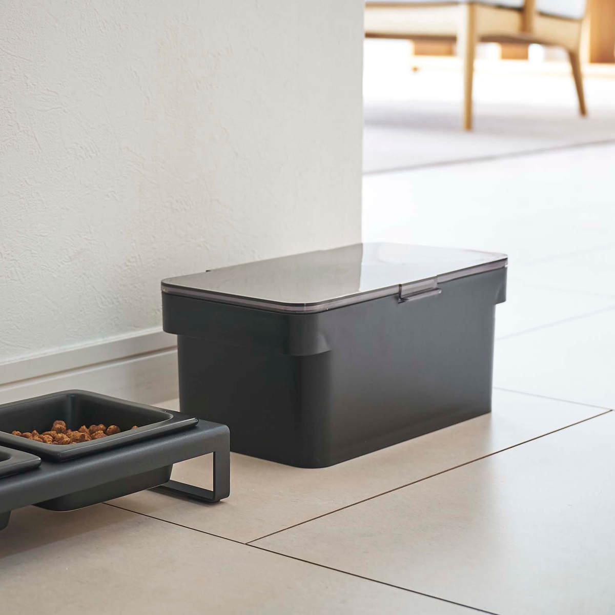 山崎実業 nooks 密閉ペットフードストッカー ヌークス 1.5kg 計量カップ付 ( 4903208056090 ヌークシリーズ ペットフード ストッカー ペット フード 密閉 保存 容器 ドッグフード キャットフード エサ入れ ケース ペット用品 ) 【ホワイト】 ホワイト