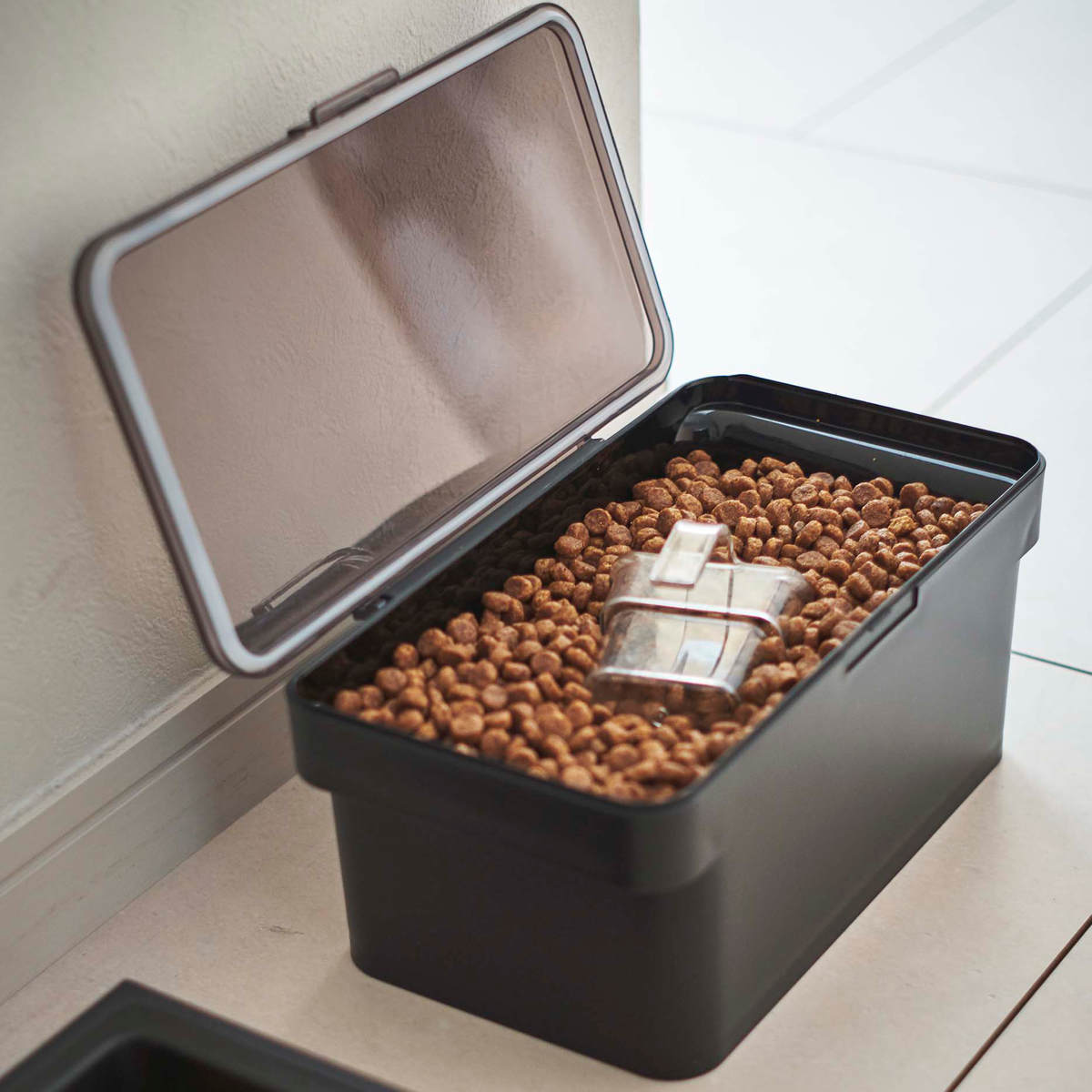 山崎実業 nooks 密閉ペットフードストッカー ヌークス 1.5kg 計量カップ付 ( 4903208056090 ヌークシリーズ ペットフード ストッカー ペット フード 密閉 保存 容器 ドッグフード キャットフード エサ入れ ケース ペット用品 ) 【ホワイト】 ホワイト