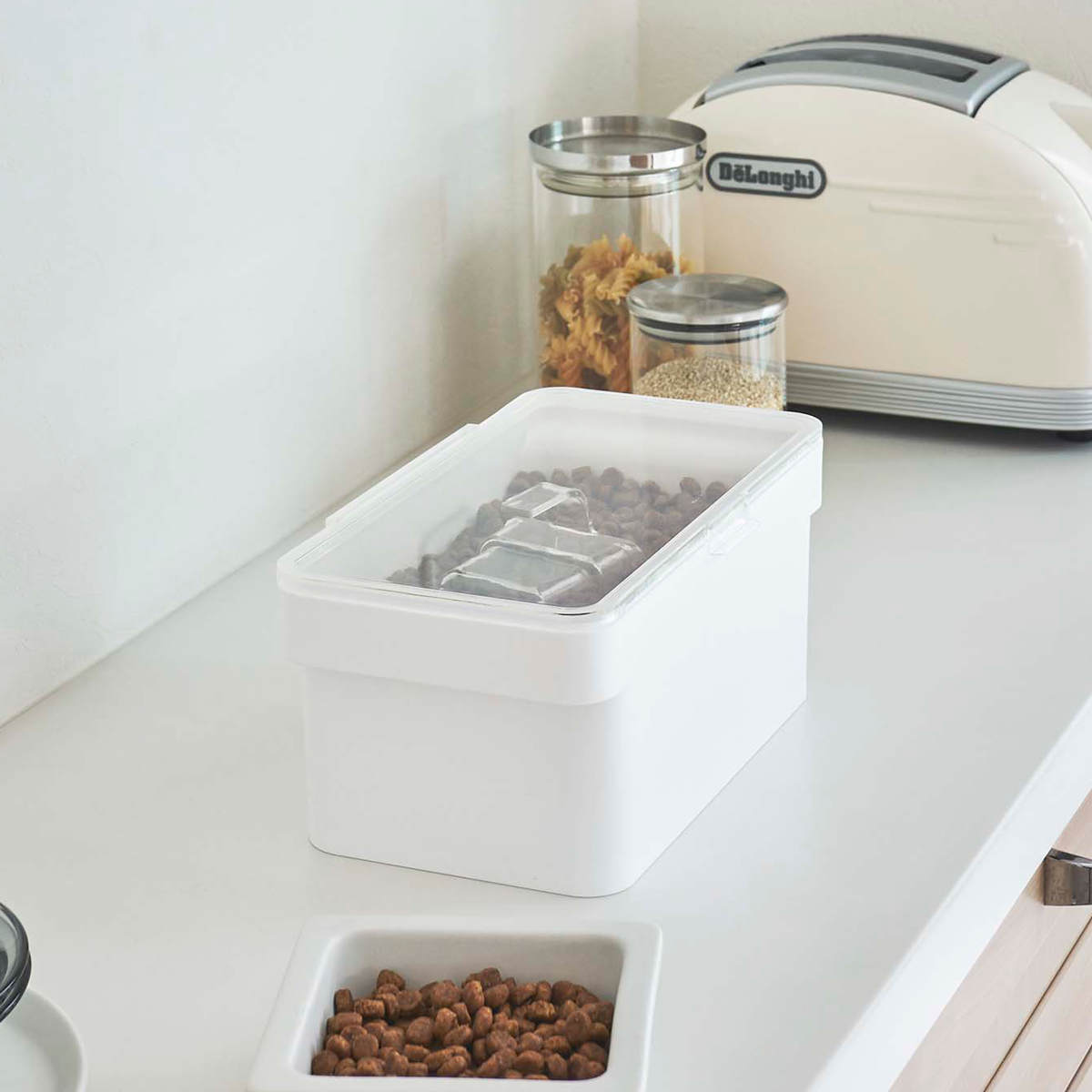 山崎実業 nooks 密閉ペットフードストッカー ヌークス 1.5kg 計量カップ付 ( 4903208056090 ヌークシリーズ ペットフード ストッカー ペット フード 密閉 保存 容器 ドッグフード キャットフード エサ入れ ケース ペット用品 ) 【ホワイト】 ホワイト