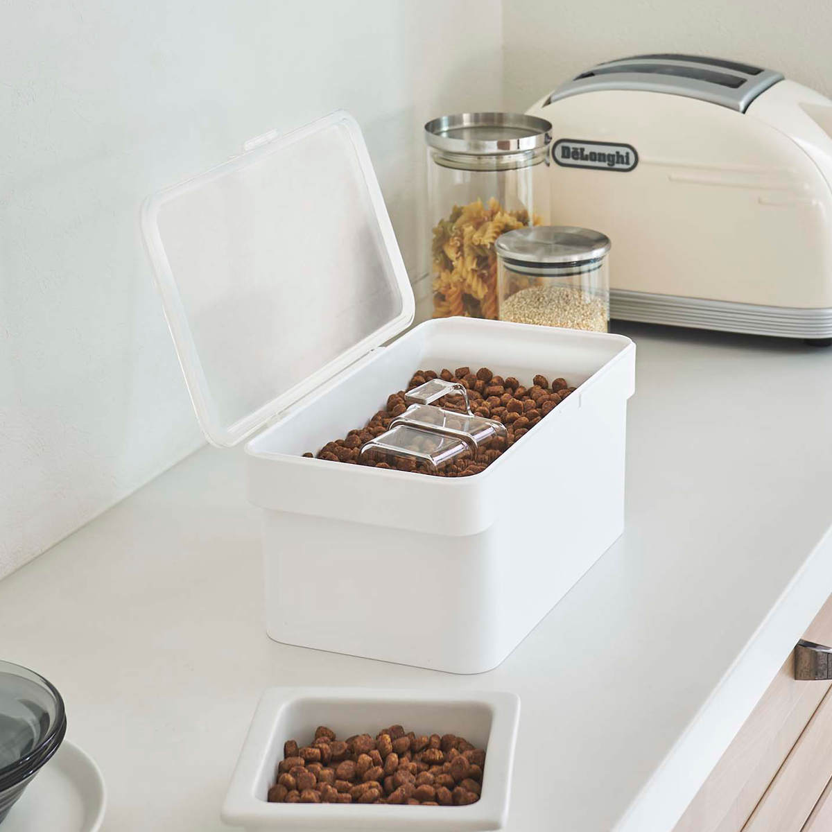 山崎実業 nooks 密閉ペットフードストッカー ヌークス 1.5kg 計量カップ付 ( 4903208056090 ヌークシリーズ ペットフード ストッカー ペット フード 密閉 保存 容器 ドッグフード キャットフード エサ入れ ケース ペット用品 ) 【ホワイト】 ホワイト