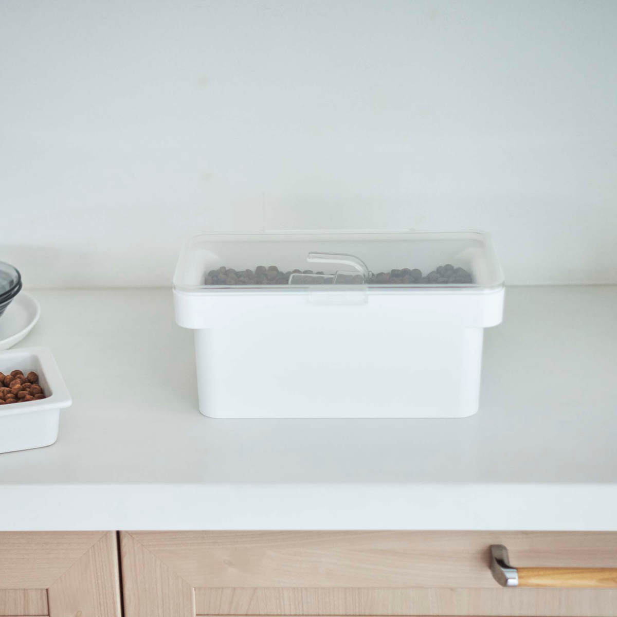 山崎実業 nooks 密閉ペットフードストッカー ヌークス 1.5kg 計量カップ付 ( 4903208056090 ヌークシリーズ ペットフード ストッカー ペット フード 密閉 保存 容器 ドッグフード キャットフード エサ入れ ケース ペット用品 ) 【ホワイト】 ホワイト