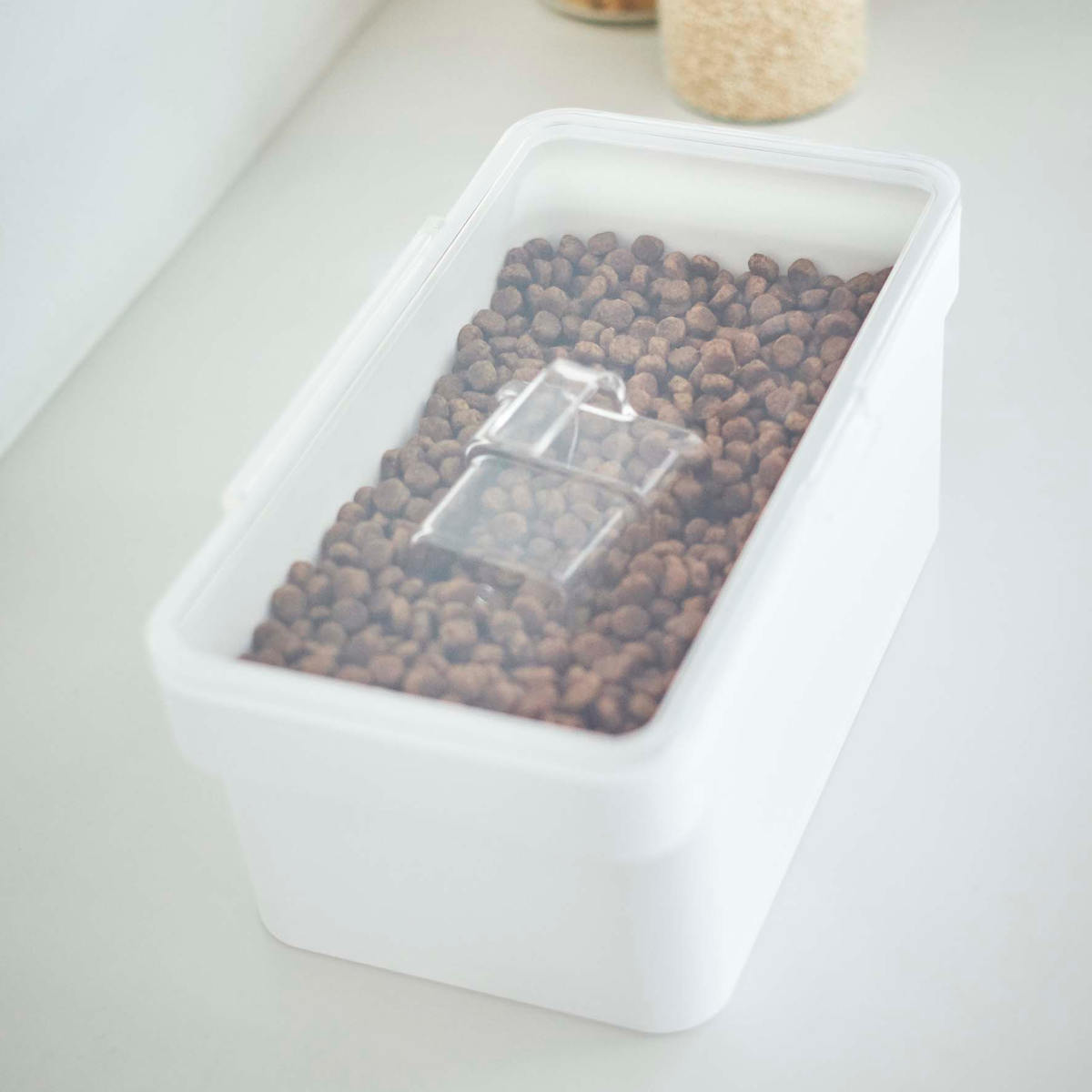 山崎実業 nooks 密閉ペットフードストッカー ヌークス 1.5kg 計量カップ付 ( 4903208056090 ヌークシリーズ ペットフード ストッカー ペット フード 密閉 保存 容器 ドッグフード キャットフード エサ入れ ケース ペット用品 ) 【ホワイト】 ホワイト