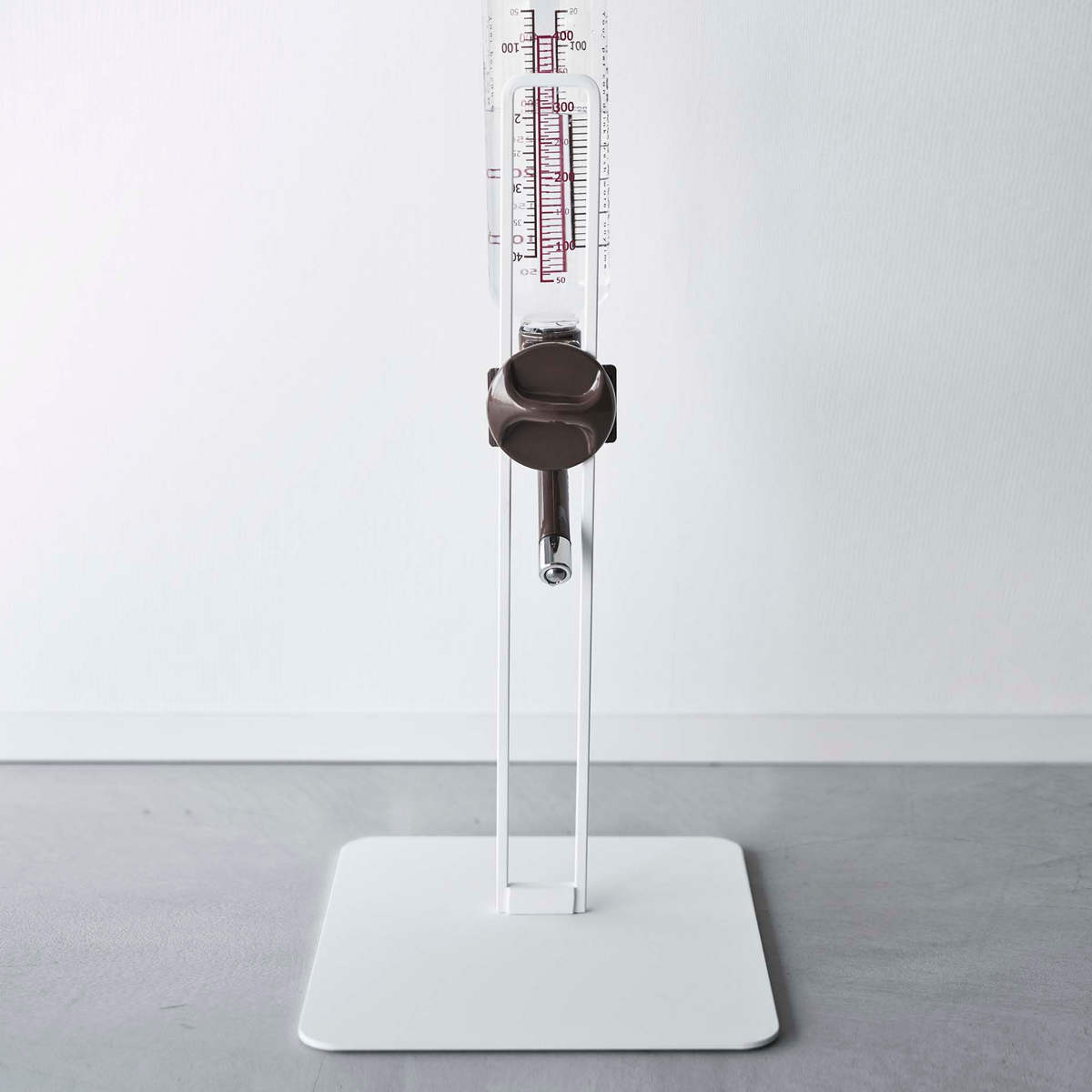 山崎実業 nooks ペット用ボトル給水器スタンド ヌークス ( 4903208057066 給水器 給水ボトル ウォータースタンド ペット給水器 水飲み器 犬 猫 高さ調節 取り付け 設置 簡単 持ち運び 水飲み おしゃれ 白 黒 ホワイト ブラック ) 【ホワイト】 ホワイト