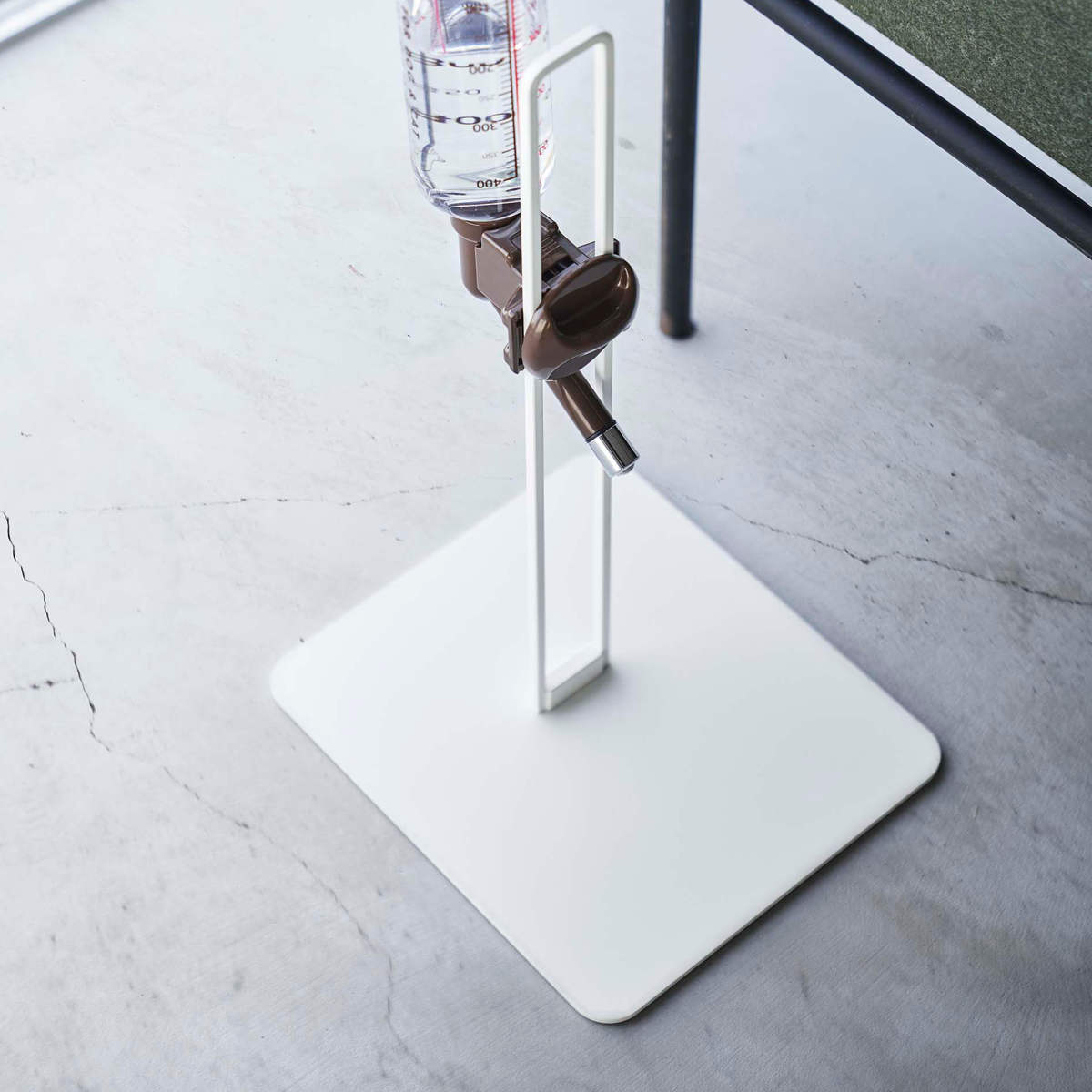 山崎実業 nooks ペット用ボトル給水器スタンド ヌークス ( 4903208057066 給水器 給水ボトル ウォータースタンド ペット給水器 水飲み器 犬 猫 高さ調節 取り付け 設置 簡単 持ち運び 水飲み おしゃれ 白 黒 ホワイト ブラック ) 【ホワイト】 ホワイト