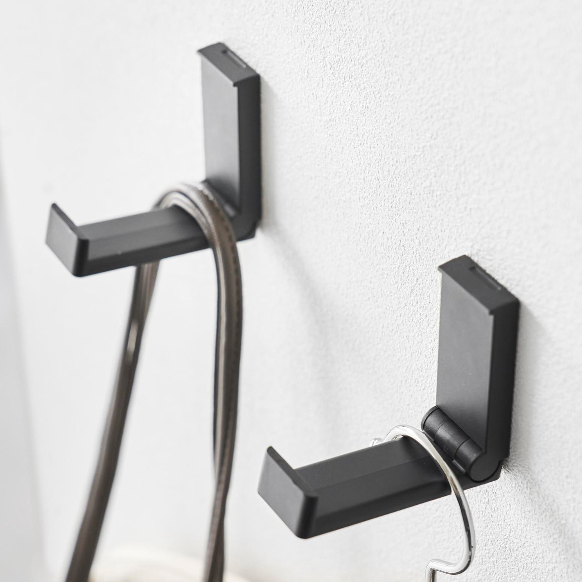 山崎実業 tower 壁付け折り畳みフック タワー 2個組 ( 4903208105514 タワーシリーズ フック 折りたたみフック 折りたたみ式フック 収納 折りたたみ コート 折りたためる 壁面 壁面収納 バッグ 帽子 ) 【ブラック】 ブラック