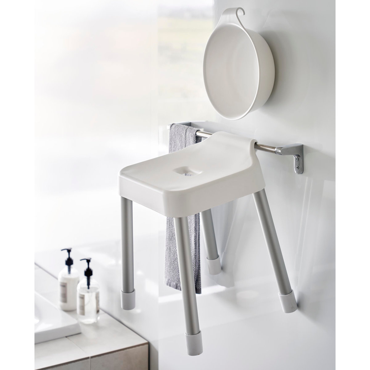 山崎実業 MIST 引っ掛け風呂イス SH40+マグネット&引っ掛け湯おけ+マグネット手おけ 3点セット ミスト ( 4903208102742 バスチェア 座面高40cm 湯桶 洗面器 手桶 壁面 浮かせる ホワイト ブラック ) 【ホワイト】 ホワイト