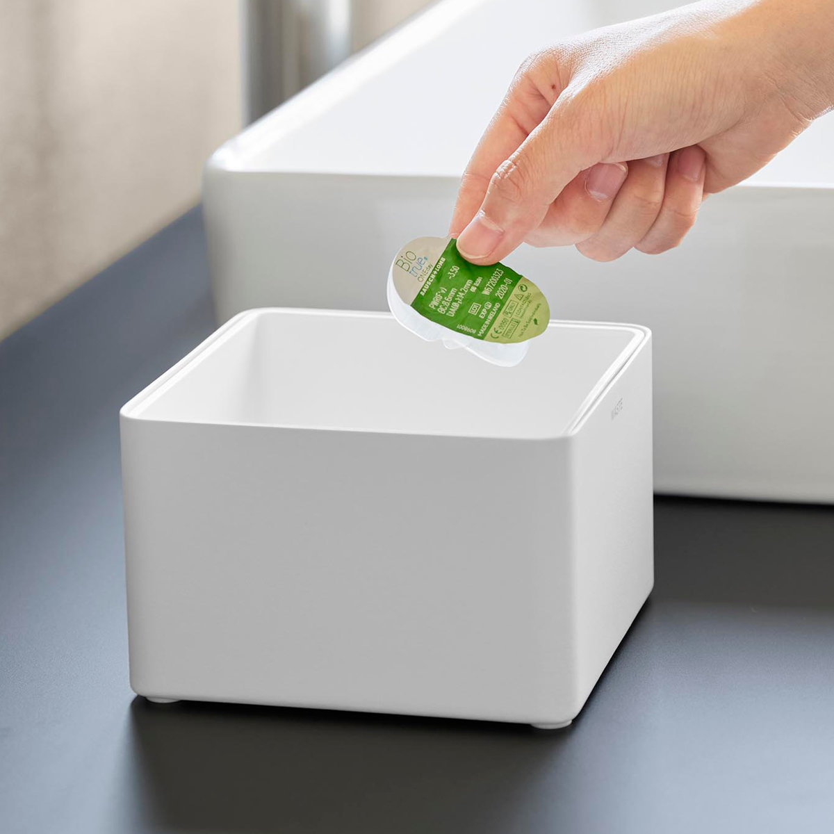 山崎実業 tower インナーボックス付き洗面室用ゴミ箱 タワー ( 4903208107099 タワーシリーズ ゴミ箱 洗面室用 ゴミ入れ インナーボックス付き 洗面室 洗面所 ごみ箱 卓上 丸洗い 洗える 清潔 小さい 衛生的 ) 【ブラック】 ブラック