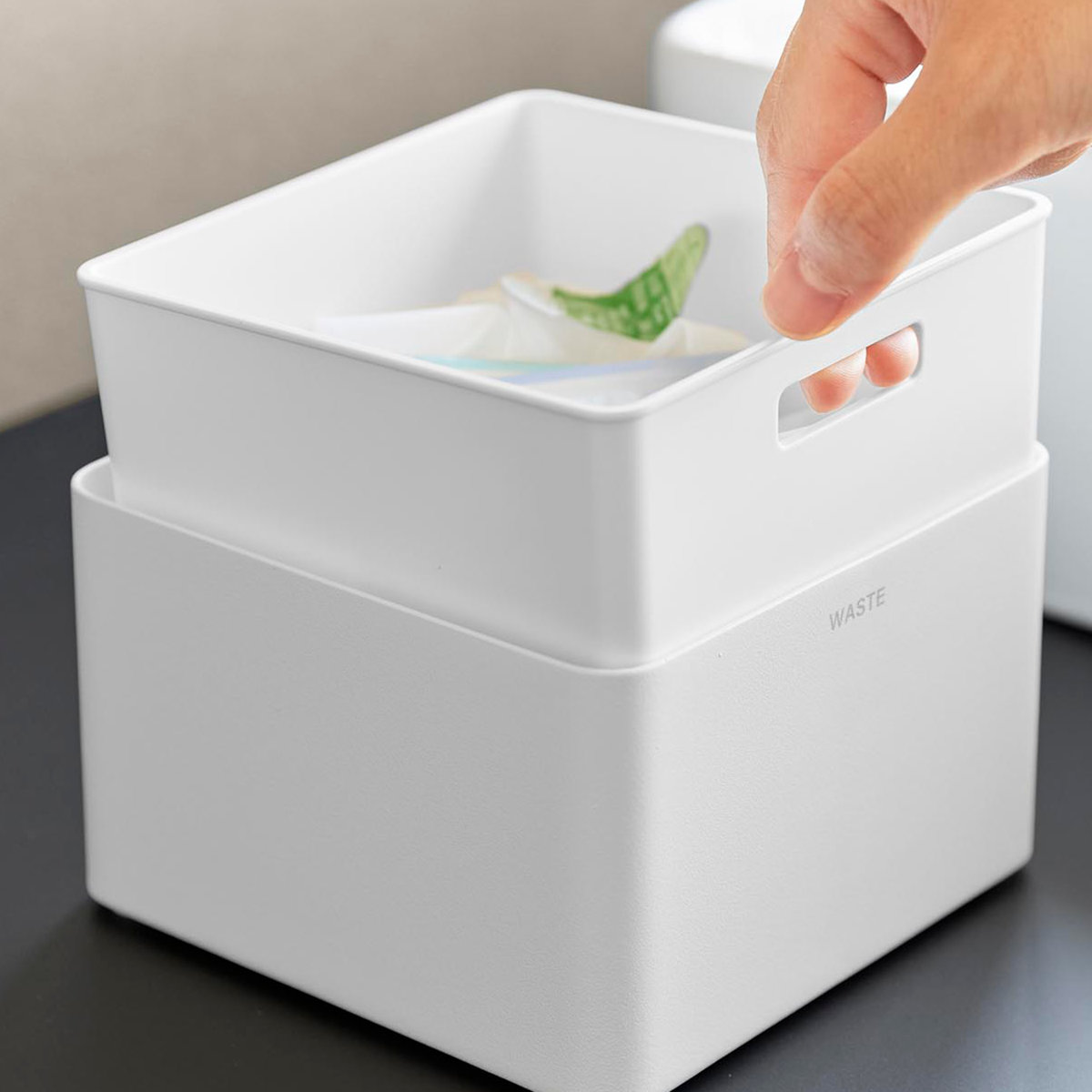 山崎実業 tower インナーボックス付き洗面室用ゴミ箱 タワー ( 4903208107099 タワーシリーズ ゴミ箱 洗面室用 ゴミ入れ インナーボックス付き 洗面室 洗面所 ごみ箱 卓上 丸洗い 洗える 清潔 小さい 衛生的 ) 【ブラック】 ブラック