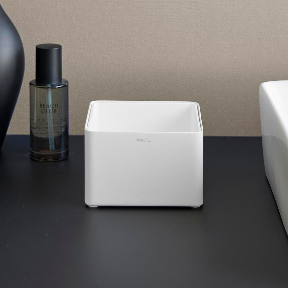 山崎実業 tower インナーボックス付き洗面室用ゴミ箱 タワー ( 4903208107099 タワーシリーズ ゴミ箱 洗面室用 ゴミ入れ インナーボックス付き 洗面室 洗面所 ごみ箱 卓上 丸洗い 洗える 清潔 小さい 衛生的 ) 【ブラック】 ブラック