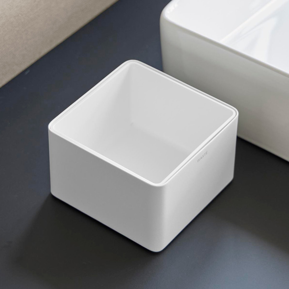 山崎実業 tower インナーボックス付き洗面室用ゴミ箱 タワー ( 4903208107099 タワーシリーズ ゴミ箱 洗面室用 ゴミ入れ インナーボックス付き 洗面室 洗面所 ごみ箱 卓上 丸洗い 洗える 清潔 小さい 衛生的 ) 【ブラック】 ブラック