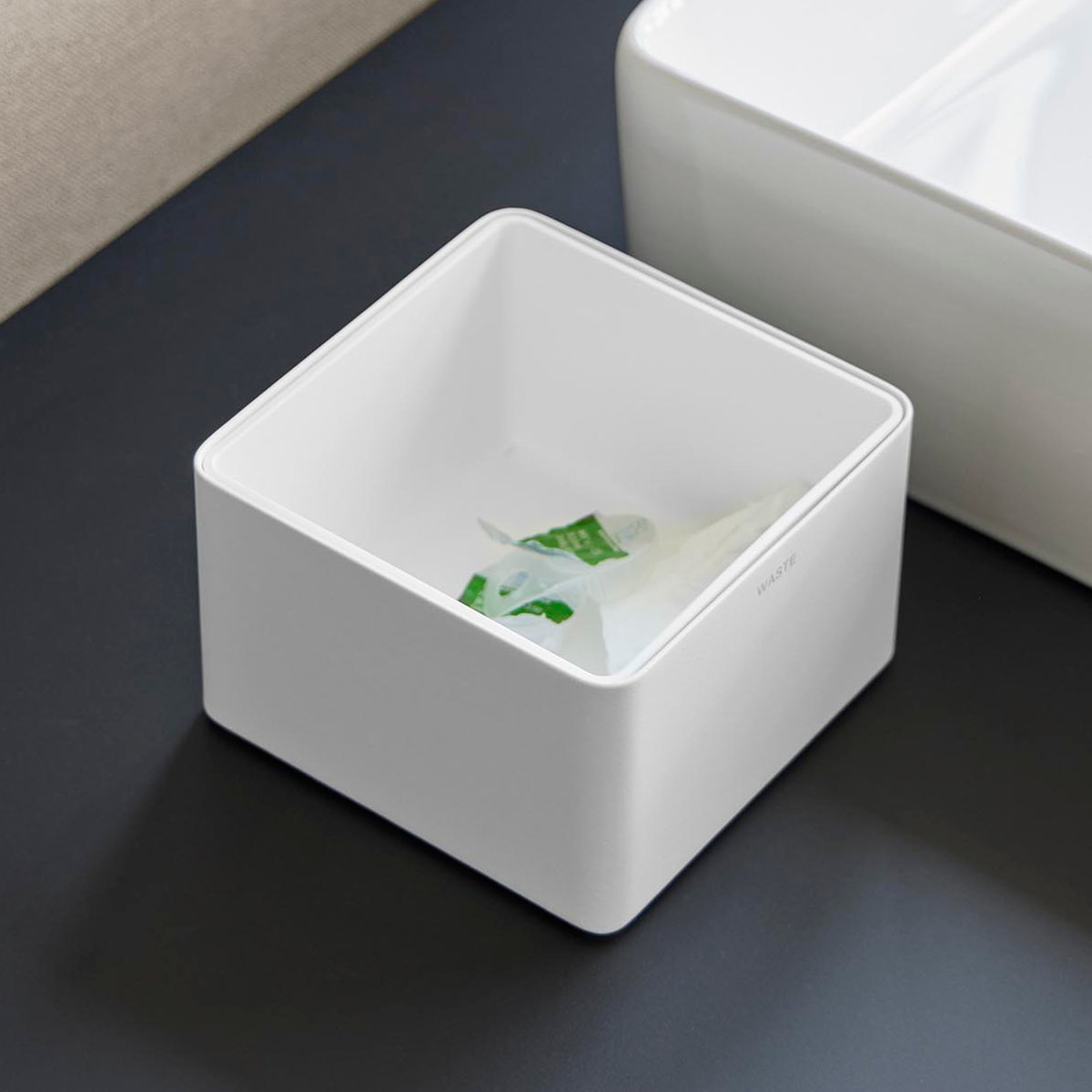 山崎実業 tower インナーボックス付き洗面室用ゴミ箱 タワー ( 4903208107099 タワーシリーズ ゴミ箱 洗面室用 ゴミ入れ インナーボックス付き 洗面室 洗面所 ごみ箱 卓上 丸洗い 洗える 清潔 小さい 衛生的 ) 【ブラック】 ブラック