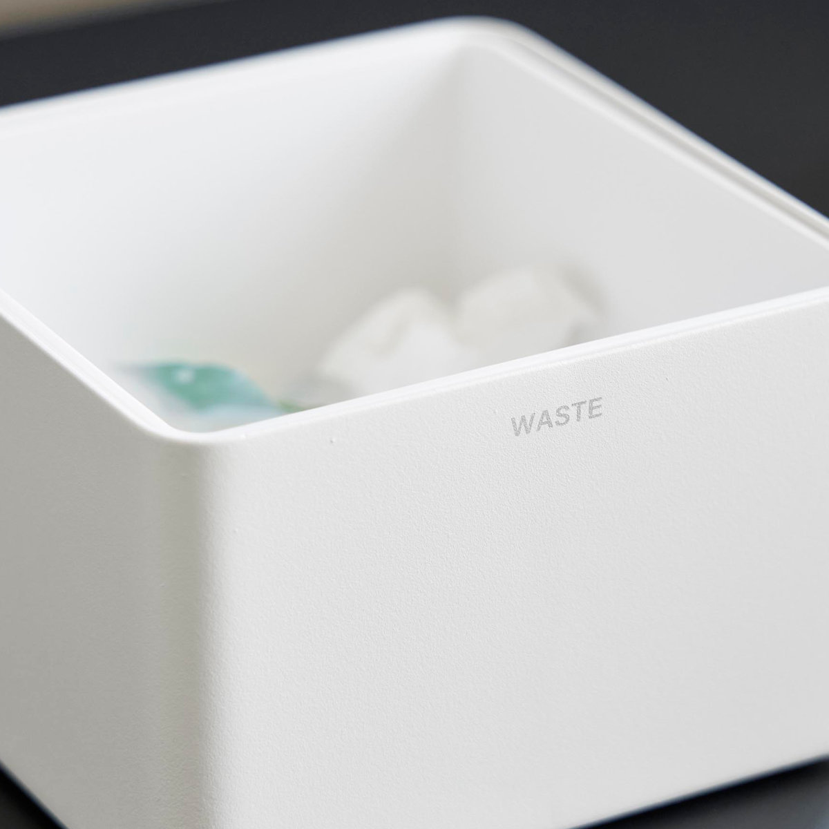 山崎実業 tower インナーボックス付き洗面室用ゴミ箱 タワー ( 4903208107099 タワーシリーズ ゴミ箱 洗面室用 ゴミ入れ インナーボックス付き 洗面室 洗面所 ごみ箱 卓上 丸洗い 洗える 清潔 小さい 衛生的 ) 【ブラック】 ブラック