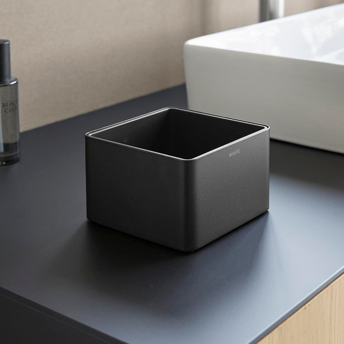 山崎実業 tower インナーボックス付き洗面室用ゴミ箱 タワー ( 4903208107099 タワーシリーズ ゴミ箱 洗面室用 ゴミ入れ インナーボックス付き 洗面室 洗面所 ごみ箱 卓上 丸洗い 洗える 清潔 小さい 衛生的 ) 【ブラック】 ブラック
