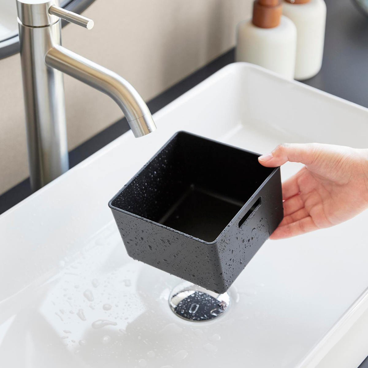 山崎実業 tower インナーボックス付き洗面室用ゴミ箱 タワー ( 4903208107099 タワーシリーズ ゴミ箱 洗面室用 ゴミ入れ インナーボックス付き 洗面室 洗面所 ごみ箱 卓上 丸洗い 洗える 清潔 小さい 衛生的 ) 【ブラック】 ブラック