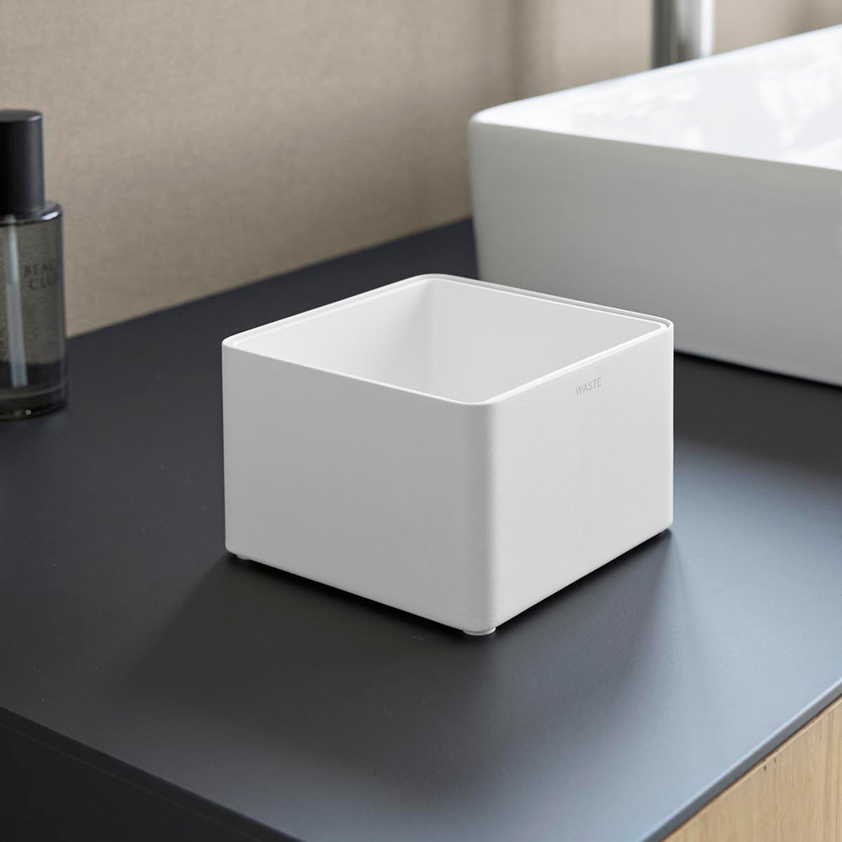 山崎実業 tower インナーボックス付き洗面室用ゴミ箱 タワー ( 4903208107099 タワーシリーズ ゴミ箱 洗面室用 ゴミ入れ インナーボックス付き 洗面室 洗面所 ごみ箱 卓上 丸洗い 洗える 清潔 小さい 衛生的 ) 【ブラック】 ブラック