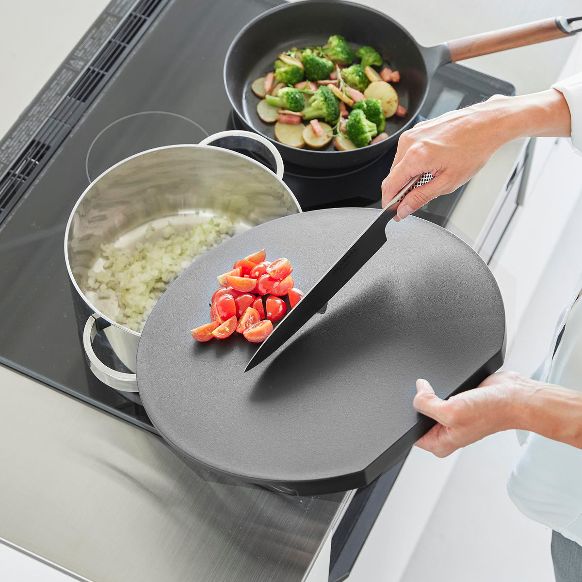 山崎実業 tower 食洗機対応マグネット抗菌まな板 タワー ラウンド L ( 4903208106245 タワーシリーズ まな板 抗菌 マグネット式 まないた マナイタ 俎板 食洗機対応 抗菌まな板 磁石 半円 円形 丸まな板 ) 【ホワイト】 ホワイト