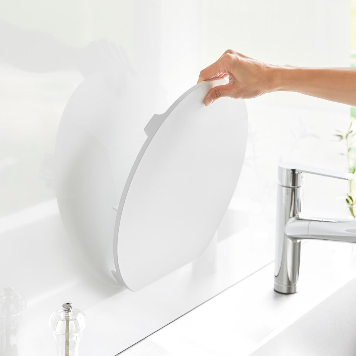 山崎実業 tower 食洗機対応マグネット抗菌まな板 タワー ラウンド L ( 4903208106245 タワーシリーズ まな板 抗菌 マグネット式 まないた マナイタ 俎板 食洗機対応 抗菌まな板 磁石 半円 円形 丸まな板 ) 【ホワイト】 ホワイト