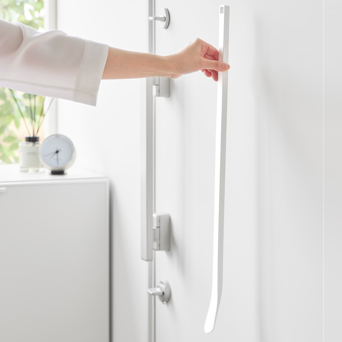 山崎実業 tower マグネット 靴ベラ タワー 65cm ( 4903208108904 タワーシリーズ くつべら 靴 靴べら 下駄箱 げた箱 磁石 65センチ 玄関 玄関扉 扉 ドア 浮かせる収納 浮かせて収納 壁面 壁面収納 ) 【ブラック】 ブラック