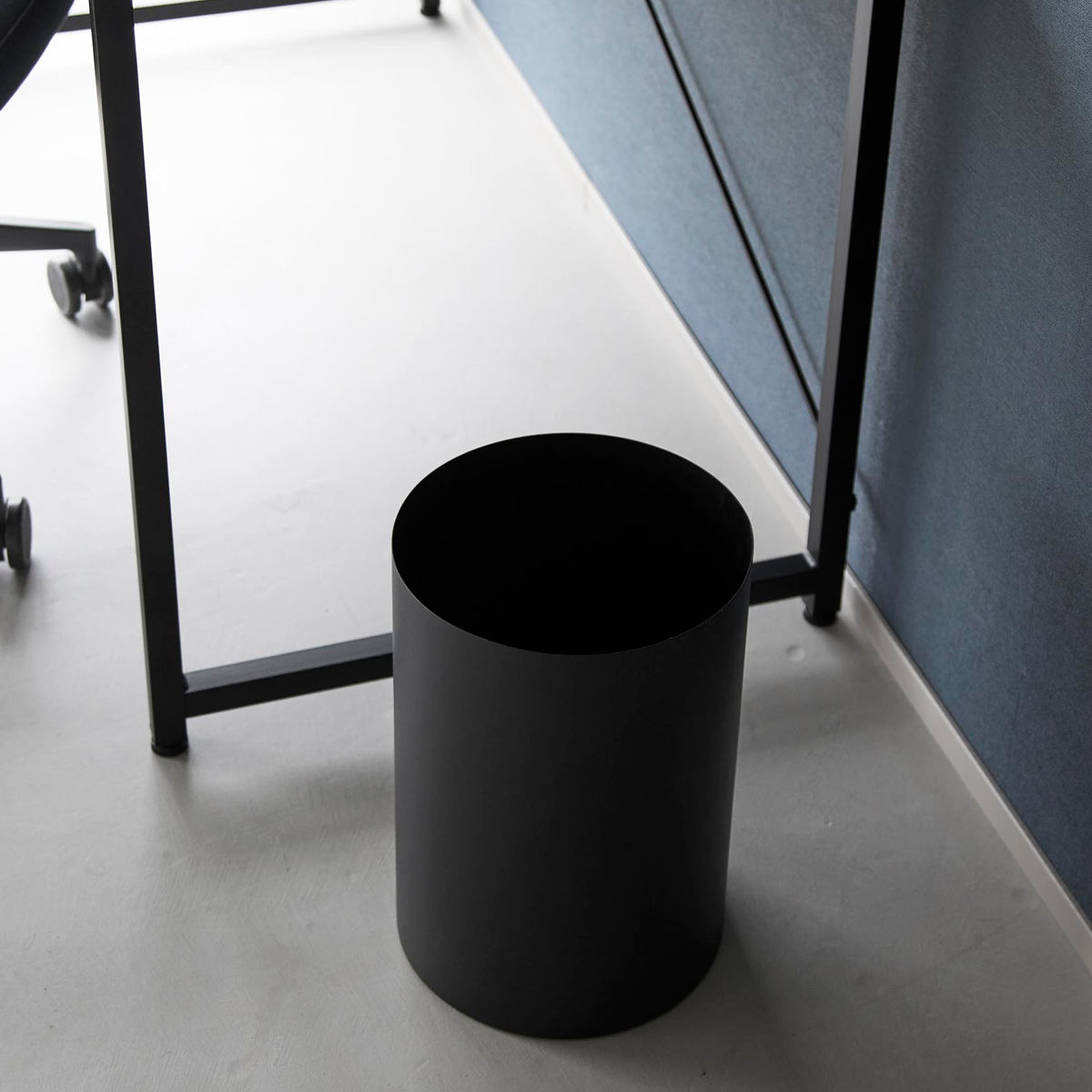 山崎実業 tower トラッシュカン タワー 丸型 13L ( 4903208109208 タワーシリーズ ごみ箱 13リットル くず入れ 丸 コンパクト リビング 洗面所 ふたなし 捨てやすい ) 【ホワイト】 ホワイト