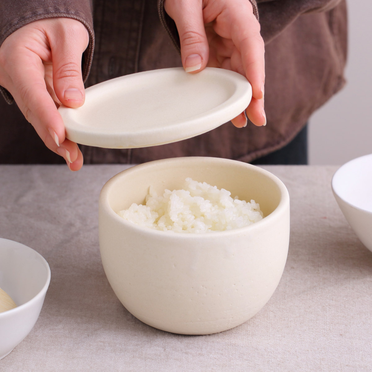 おひつ 1合 Hangout Rice container ( 陶器 日本製 電子レンジ対応 冷凍 保存容器 600ml 茶碗 信楽焼 ごはん ご飯 お米 米 御櫃 お櫃 炊き立て 美味しい おいしい めしびつ 小さめ お茶碗 ) 【ホワイト】 ホワイト