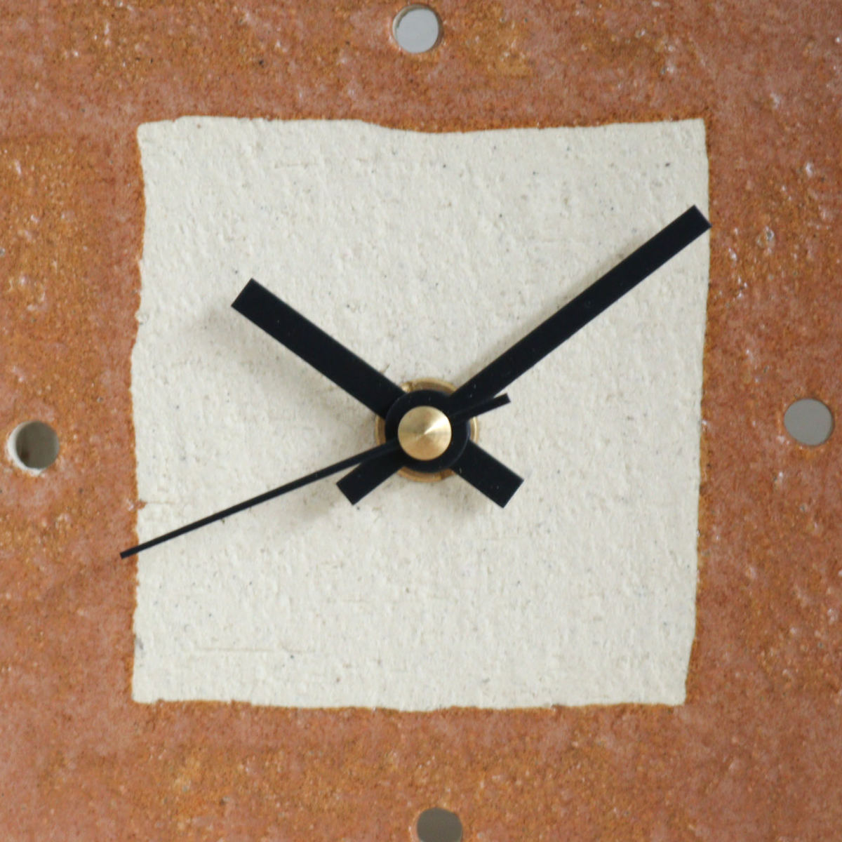 置き時計 Clay 信楽焼き ステップ秒針 日本製 ( 時計 置き時計 かわいい オブジェ 卓上 コンパクト 焼き物 陶芸 日本製 可愛い リビング 机上 ニッチ おしゃれ インテリア ギフト 置物 手作り ステップ秒針 ) 【アイボリー】 アイボリー