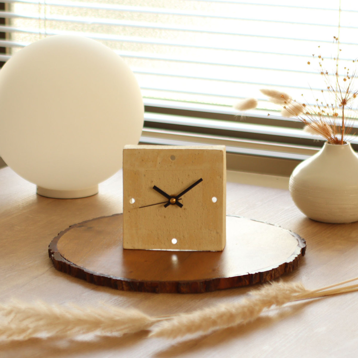 置き時計 Clay 信楽焼き ステップ秒針 日本製 ( 時計 置き時計 かわいい オブジェ 卓上 コンパクト 焼き物 陶芸 日本製 可愛い リビング 机上 ニッチ おしゃれ インテリア ギフト 置物 手作り ステップ秒針 ) 【アイボリー】 アイボリー