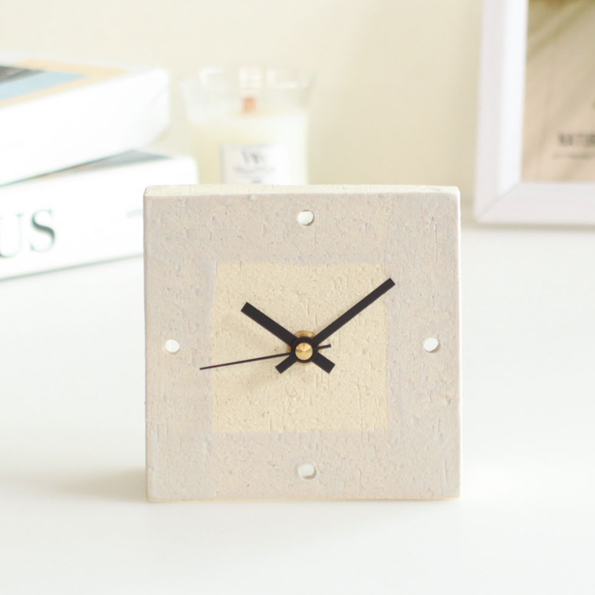 置き時計 Clay 信楽焼き ステップ秒針 日本製 ( 時計 置き時計 かわいい オブジェ 卓上 コンパクト 焼き物 陶芸 日本製 可愛い リビング 机上 ニッチ おしゃれ インテリア ギフト 置物 手作り ステップ秒針 ) 【アイボリー】 アイボリー