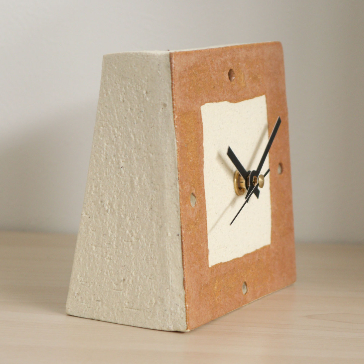 置き時計 Clay 信楽焼き ステップ秒針 日本製 ( 時計 置き時計 かわいい オブジェ 卓上 コンパクト 焼き物 陶芸 日本製 可愛い リビング 机上 ニッチ おしゃれ インテリア ギフト 置物 手作り ステップ秒針 ) 【アイボリー】 アイボリー