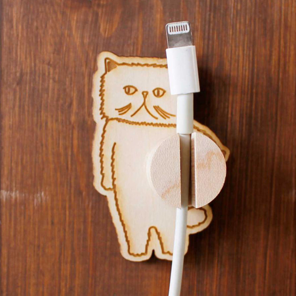 ケーブルクリップ コードクリップ 木製 両面テープ ネコ アニマル ( ケーブルホルダー コード 固定 クリップ 天然木 猫 プレゼント かわいい 日本製 壁 机 収納 整頓 充電ケーブル 充電コード 便利グッズ 貼るだけ ) 【スフィンクス】 スフィンクス