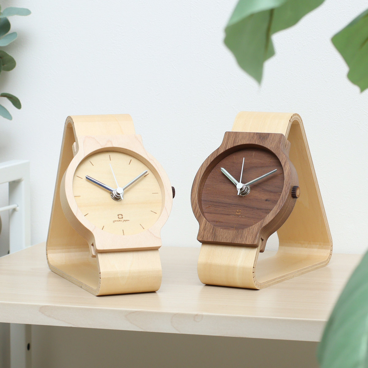 置き時計 腕時計風 木製 天然木 ヤマト工芸 北欧 北欧風 日本製 ( 置時計 おしゃれ アナログ クロック テーブルクロック 卓上時計 シンプル インテリア コンパクト ) 【ブラウン】 ブラウン