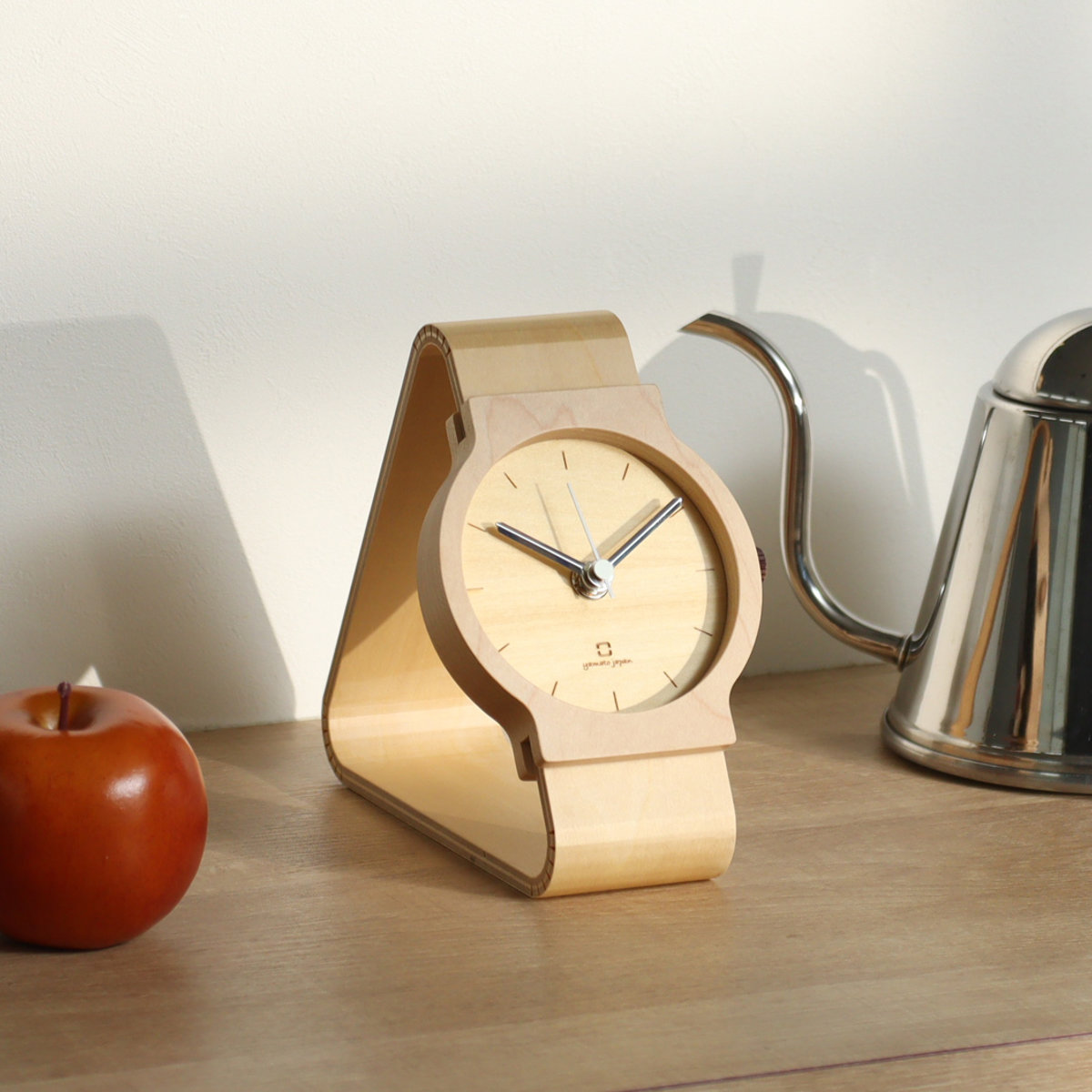 置き時計 腕時計風 木製 天然木 ヤマト工芸 北欧 北欧風 日本製 ( 置時計 おしゃれ アナログ クロック テーブルクロック 卓上時計 シンプル インテリア コンパクト ) 【ブラウン】 ブラウン